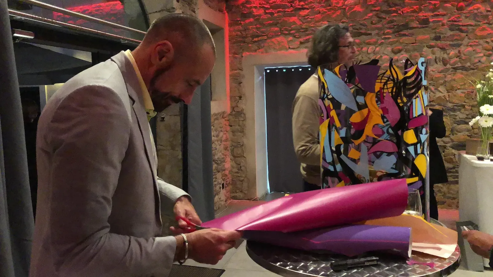 Participant à une animation d'entreprise My Art Box avec aNa artiste à Lyon