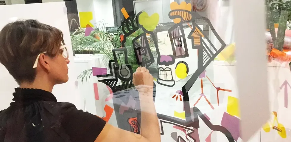 My Art Box : aNa artiste créant une œuvre à l'inauguration, illustrant 'animation-inauguration'.