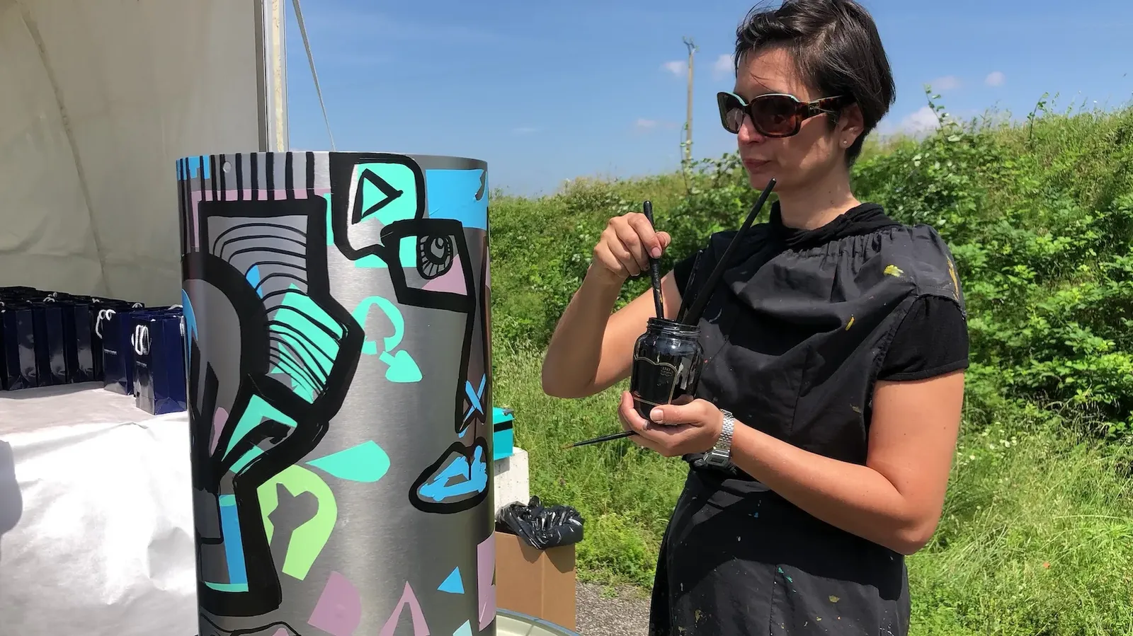 aNa artiste My Art Box en action lors d'une animation-lancement-produit-participative.