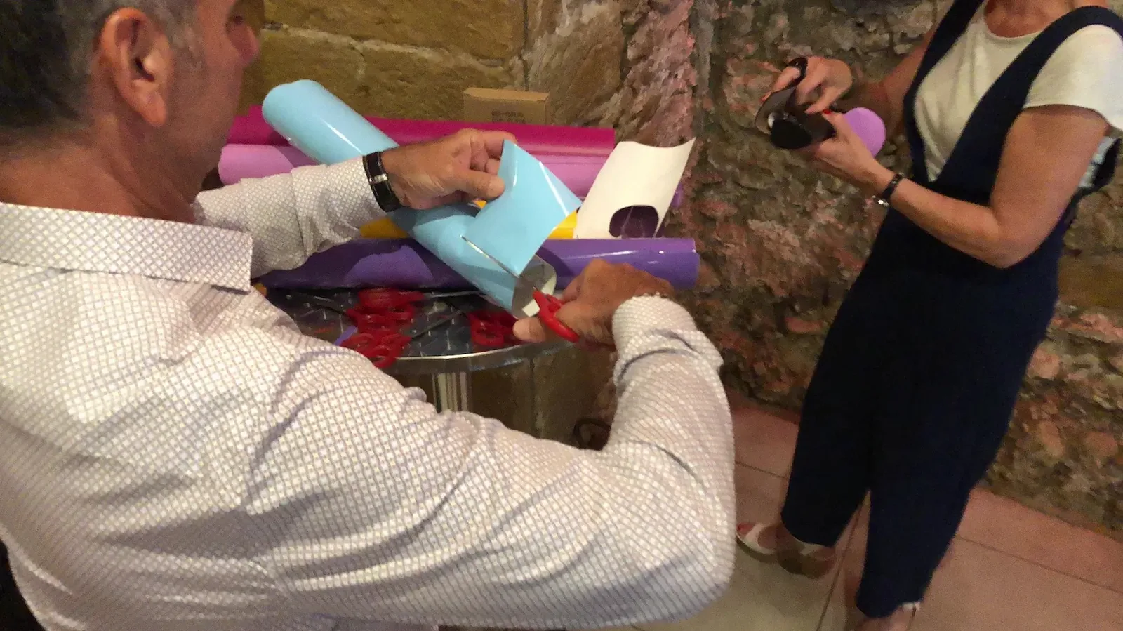 Animation d'anniversaire d'entreprise à Lyon avec découpage de vinyle bleu My Art Box par aNa artiste.