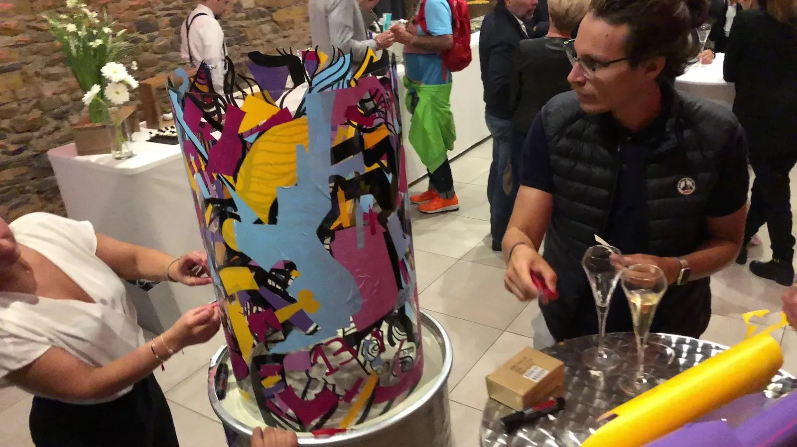 Participants créent une fresque sans peinture avec My Art Box et aNa artiste