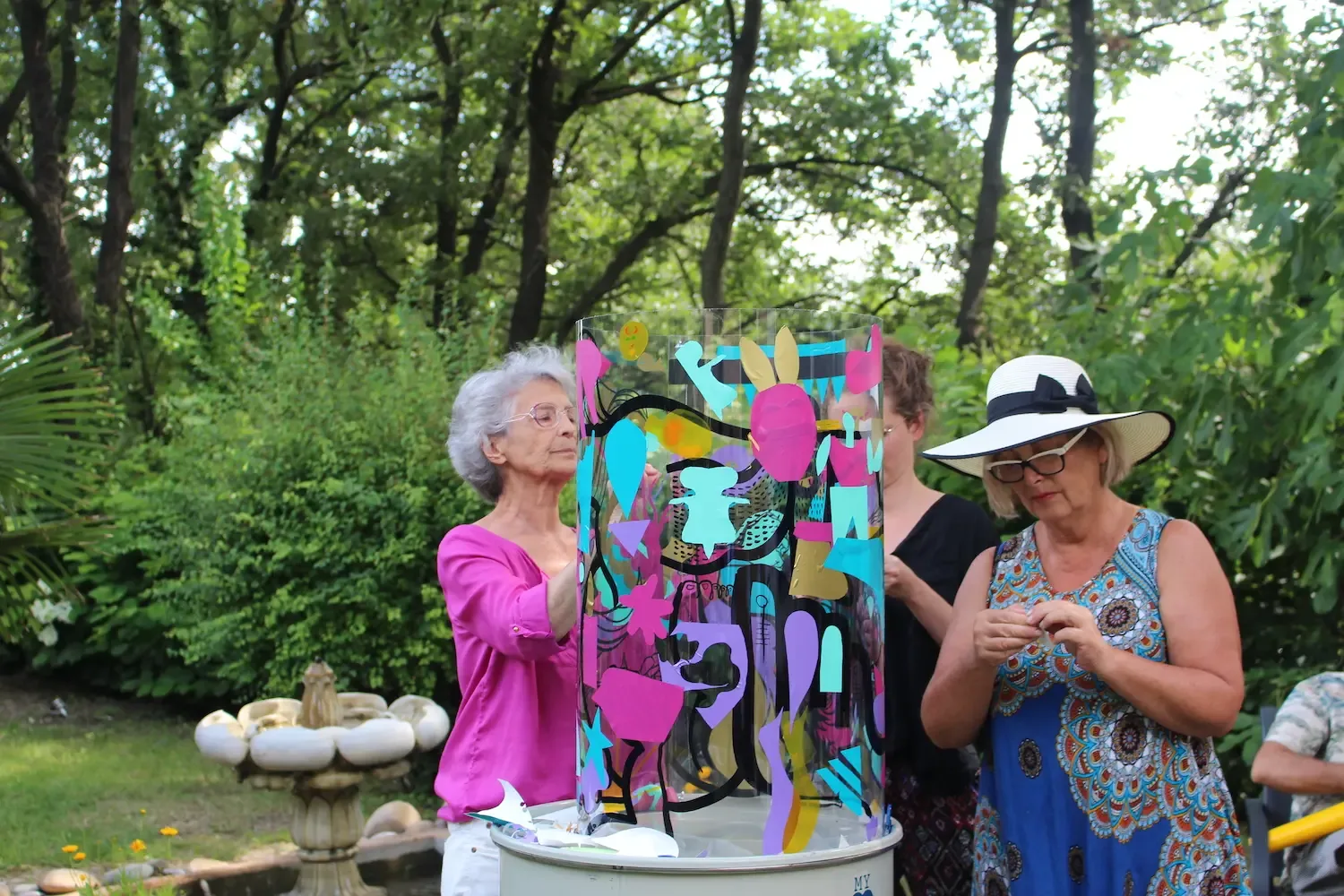 Personnes créant une œuvre d'art en plein air avec 'aNa artiste' pour My Art Box.