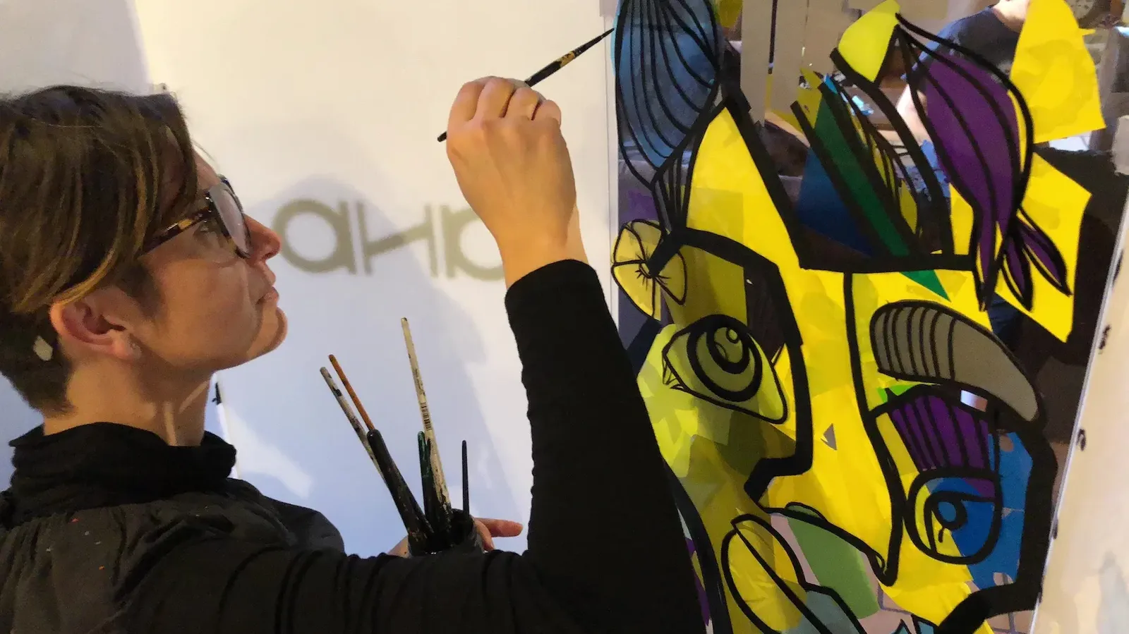 aNa artiste travaillant sur une œuvre colorée avec My Art Box pour un anniversaire