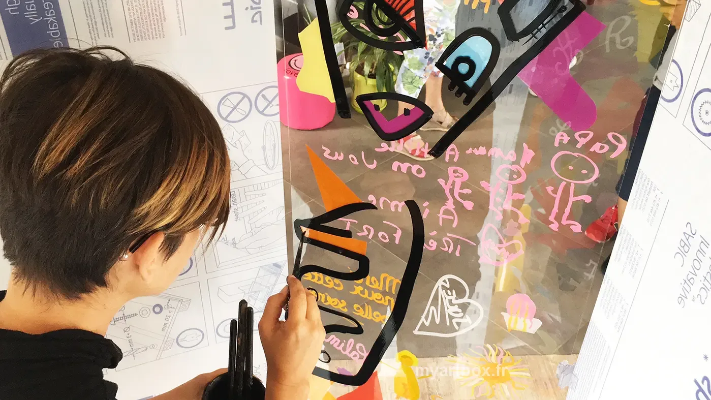 Personne peignant une œuvre colorée avec My Art Box et aNa artiste