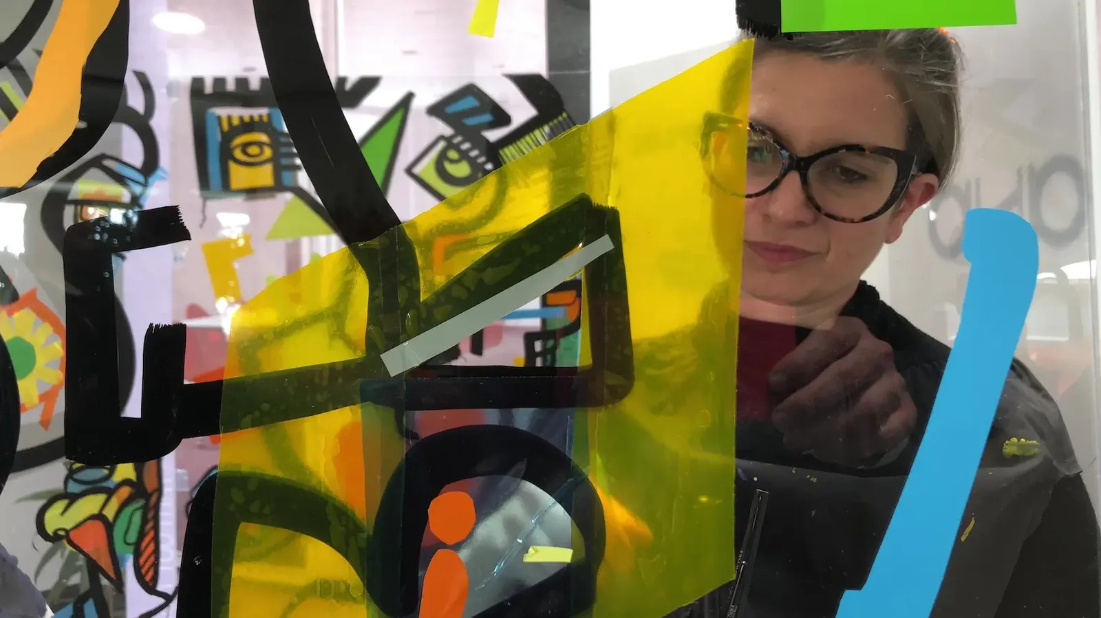Fresque colorée avec aNa artiste My Art Box dans un tube en plexi