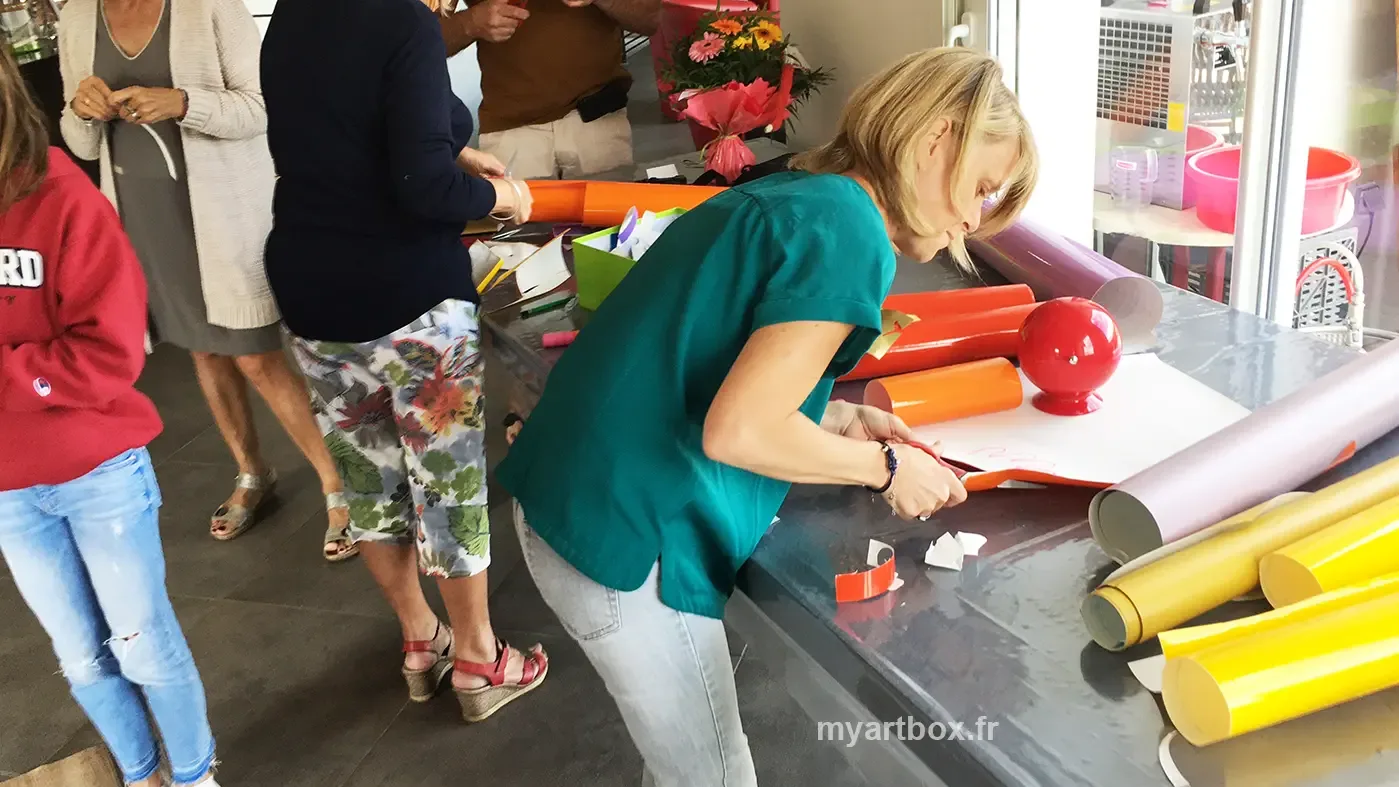 Personnes préparant une décoration eco-responsable avec My Art Box et aNa artiste