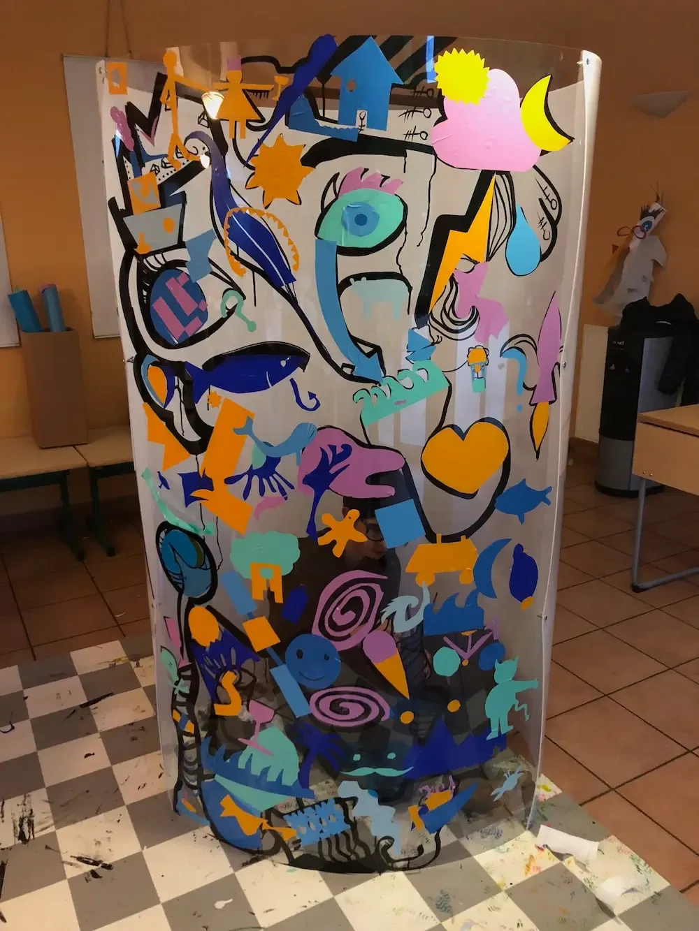 Fresque colorée de aNa artiste avec My Art Box à Toulouse.