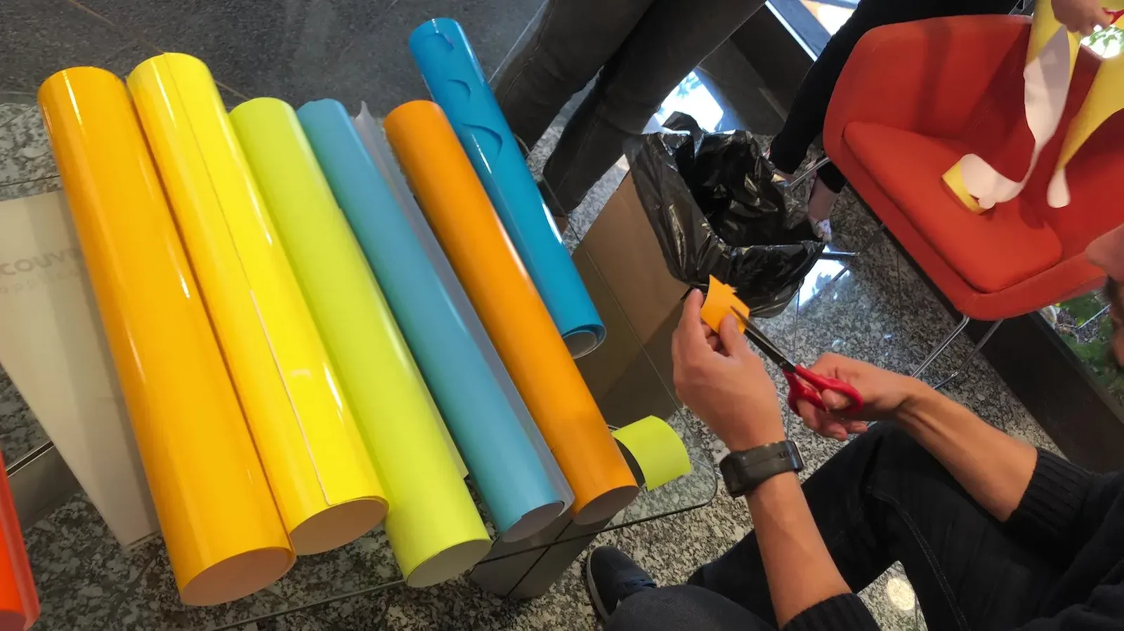 Personne découpant du matériel coloré My Art Box avec aNa artiste