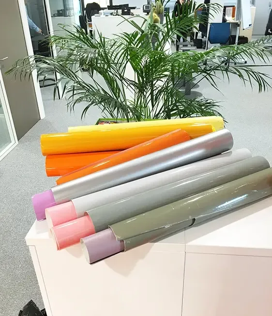 Rouleaux de vinyle colorés utilisés par aNa artiste My Art Box.