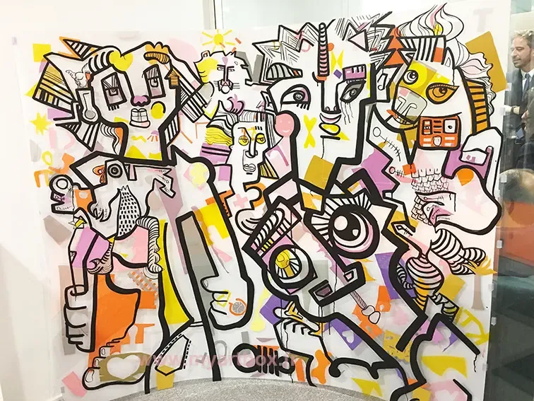 Fresque colorée lors d'une animation My Art Box avec aNa artiste