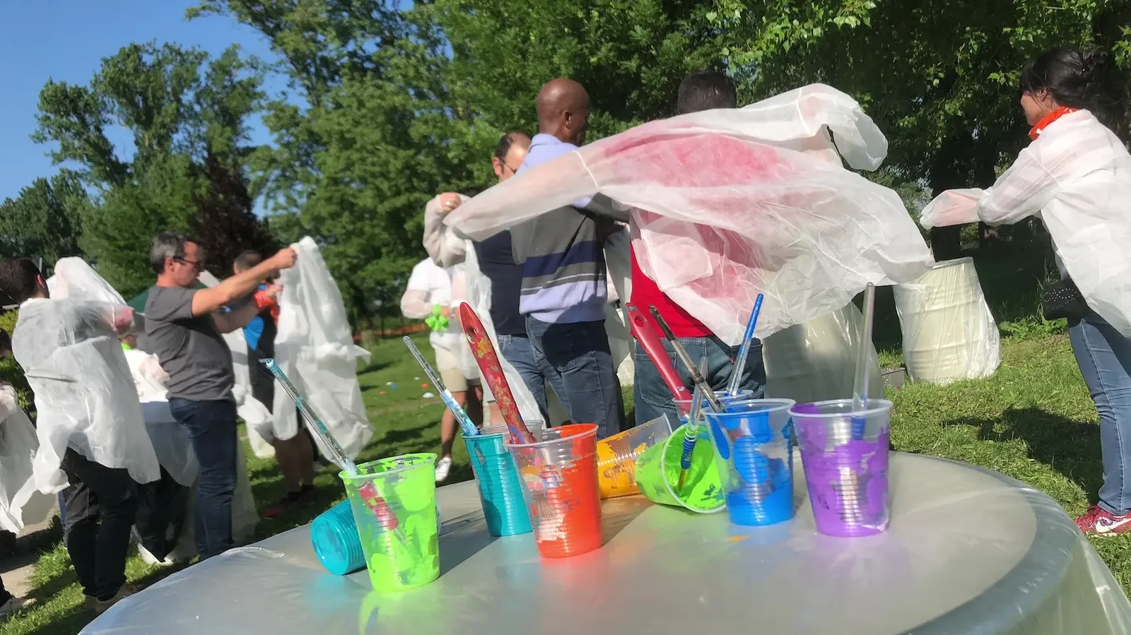 Participants en blouses jetables pour une activité artistique My Art Box avec aNa artiste
