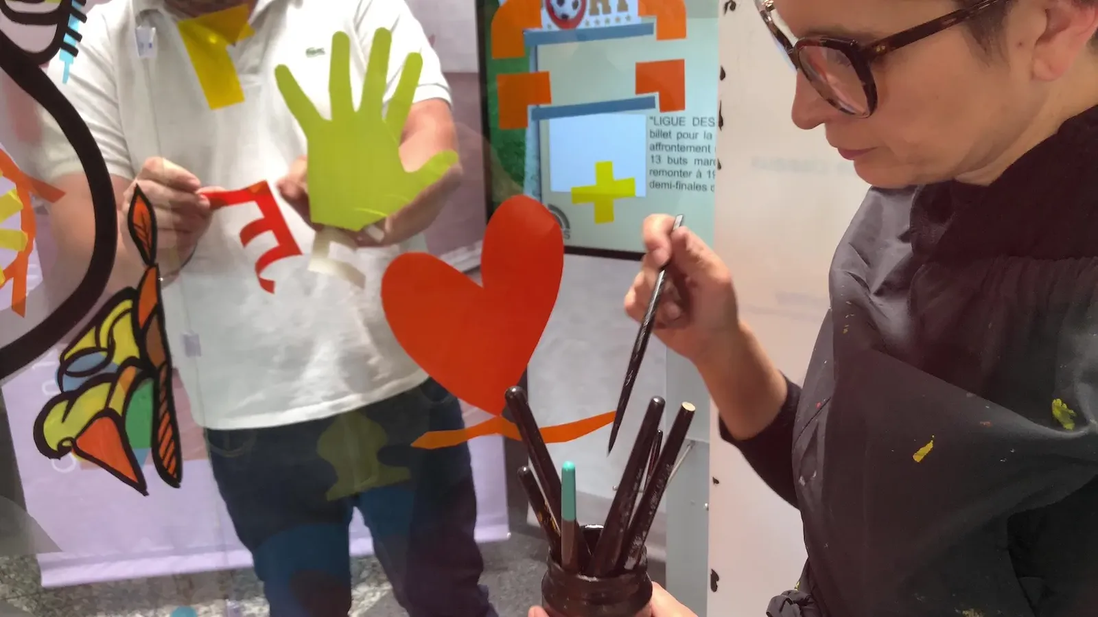 Main et cœur en plexi pour team building My Art Box avec aNa artiste.