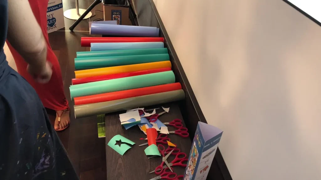 Rouleaux papier colorés ciseaux matériel éco-responsable inauguration Paris