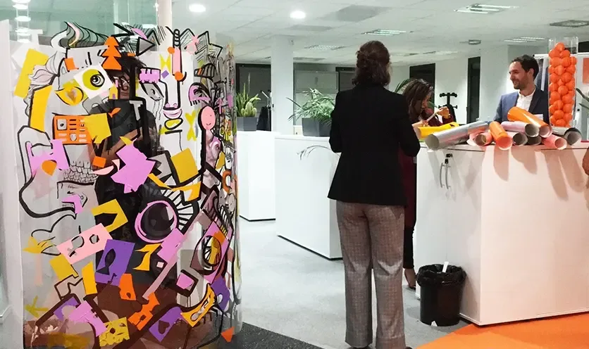 Personnes lors d'une inauguration avec My Art Box et aNa artiste à Lyon