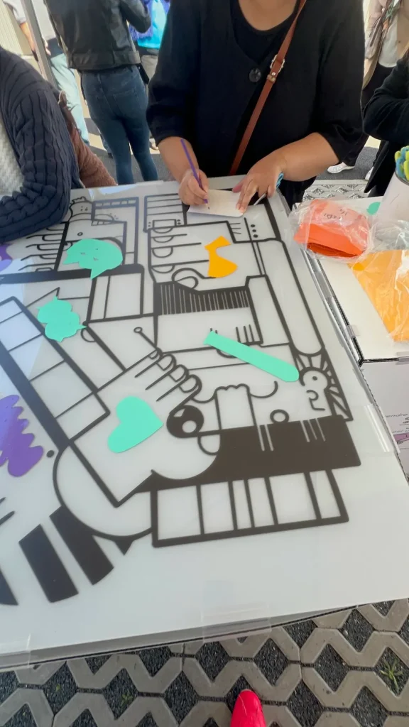 participants expliquent création fresque collaborative
