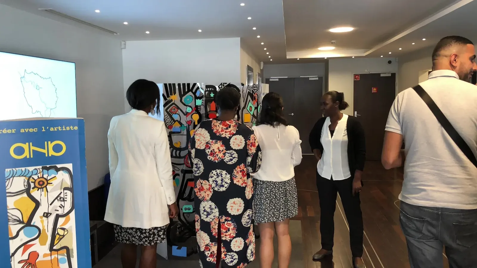 Participants à l'inauguration avec œuvres d'aNa artiste My Art Box à Paris