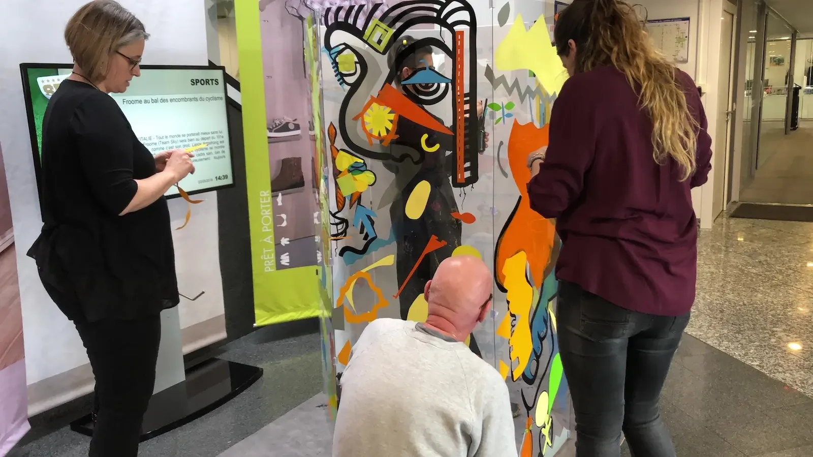 Participants créant une œuvre sur plexi avec My Art Box et aNa artiste