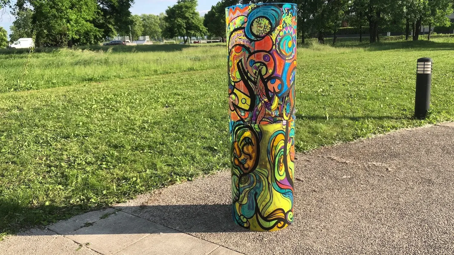 Totem coloré peint lors de l'animation par My Art Box avec aNa artiste