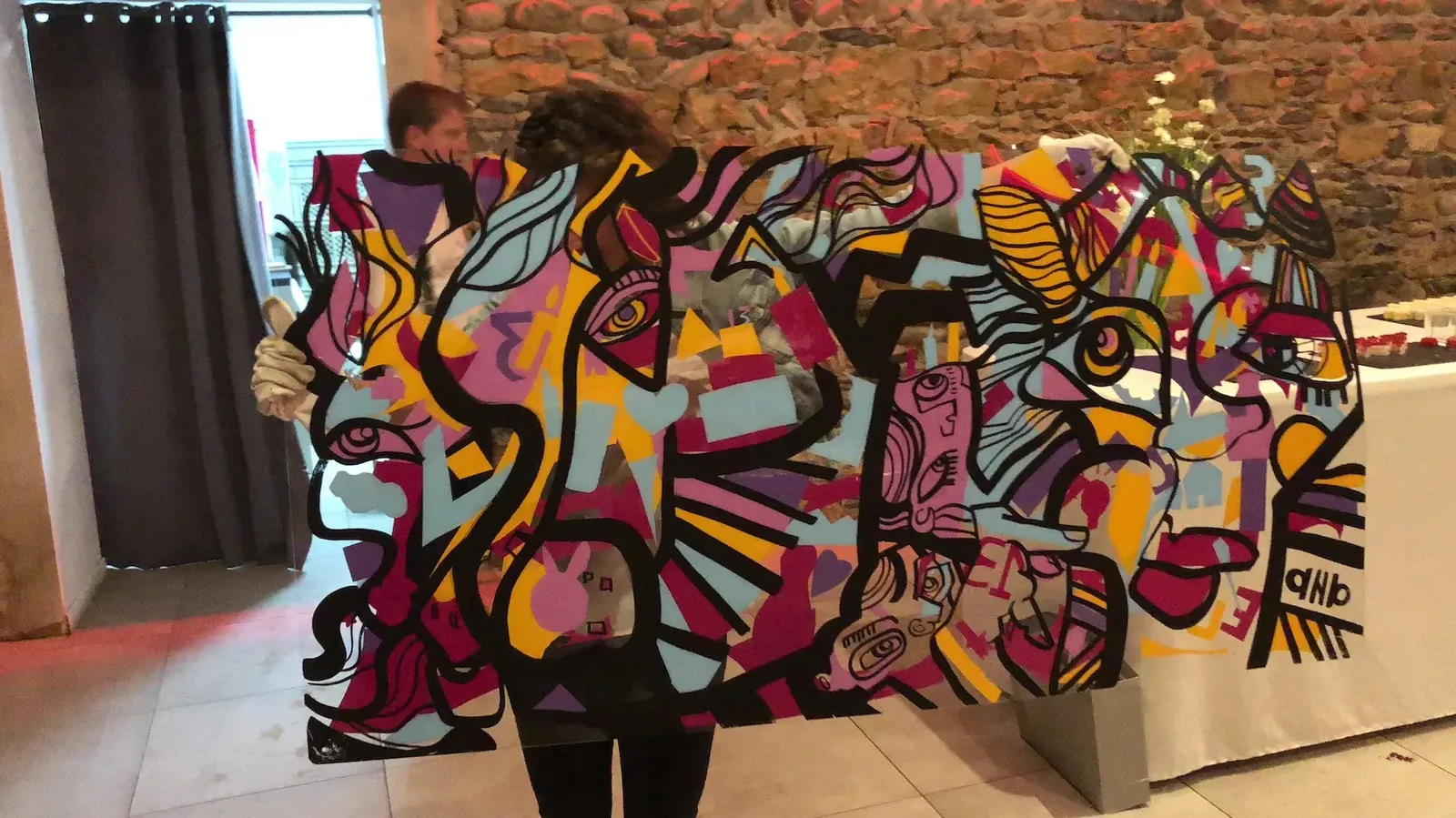 Révélation d'une œuvre d'art colorée par aNa artiste My Art Box pour un anniversaire d'entreprise à Lyon.