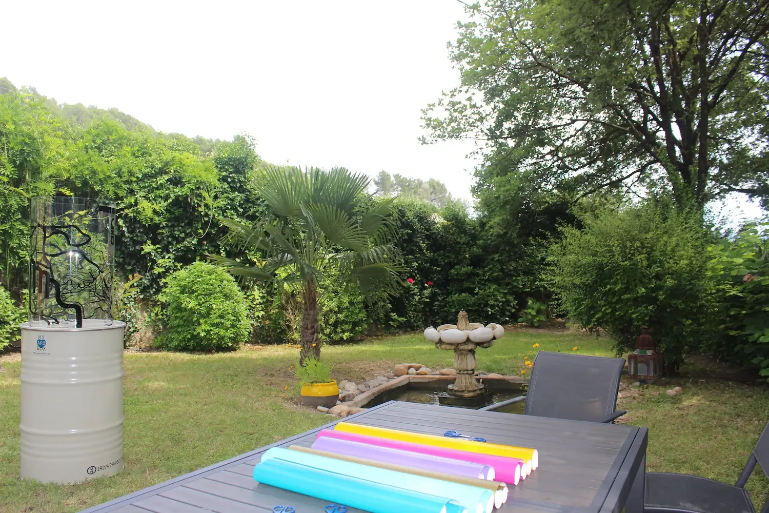 Matériel artistique écologique My Art Box par aNa artiste dans un jardin ensoleillé