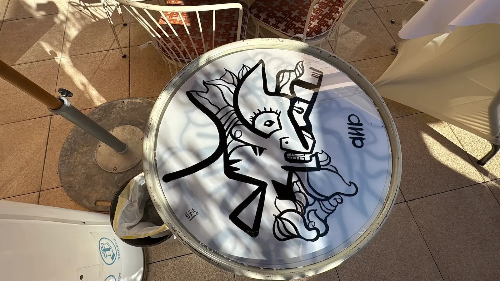 Illustration artistique sur table lors d'une animation-cocktail-a-marseille par My Art Box et aNa artiste