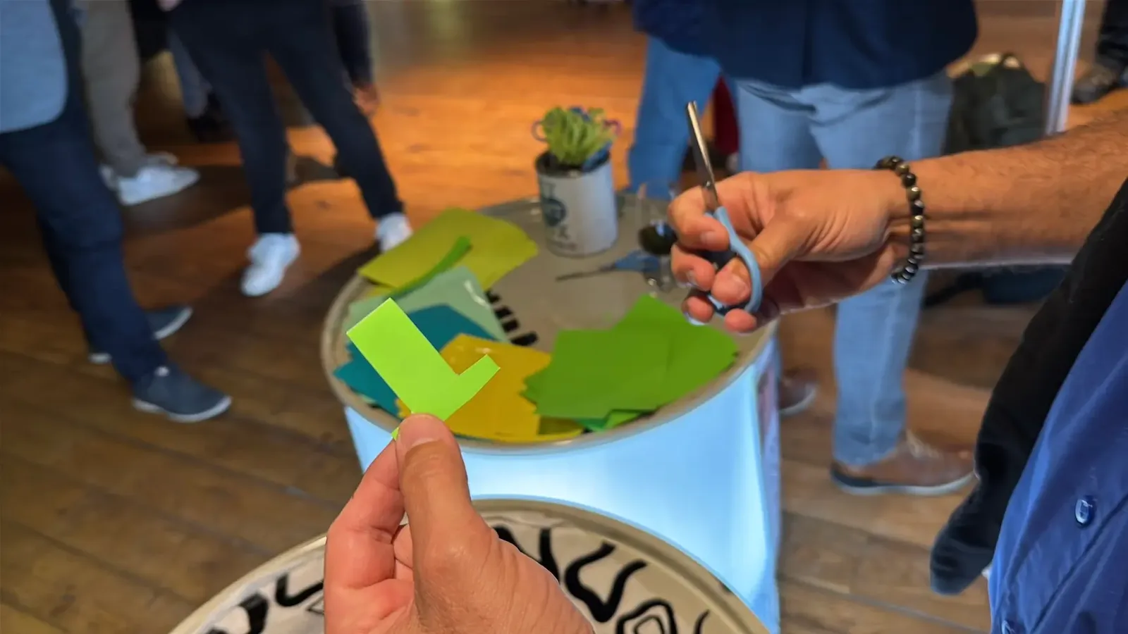 Découpage créatif lors d'un événement My Art Box avec aNa artiste
