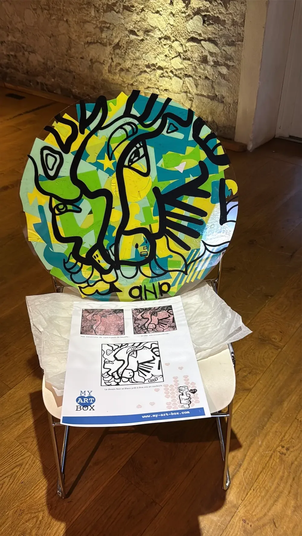 Oeuvre colorée sur chaise par aNa artiste My Art Box
