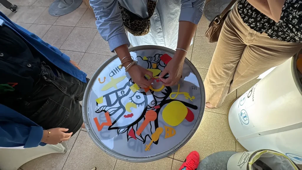 Personne collant des idées lors d'une animation My Art Box avec aNa artiste.
