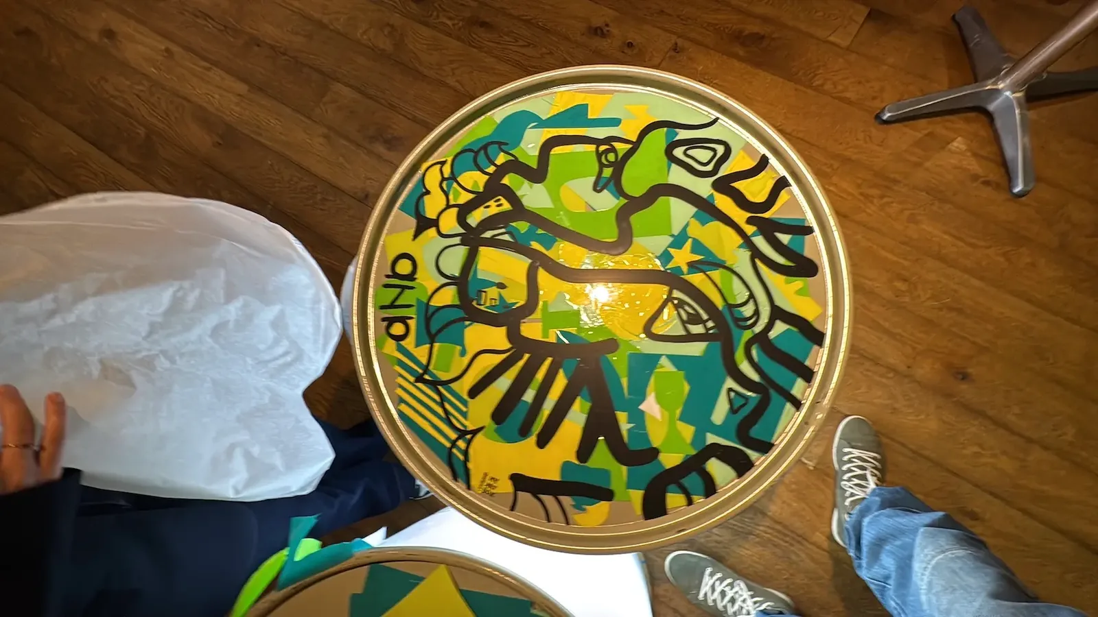 Vue d'une fresque colorée réalisée par aNa artiste My Art Box pour un événement.