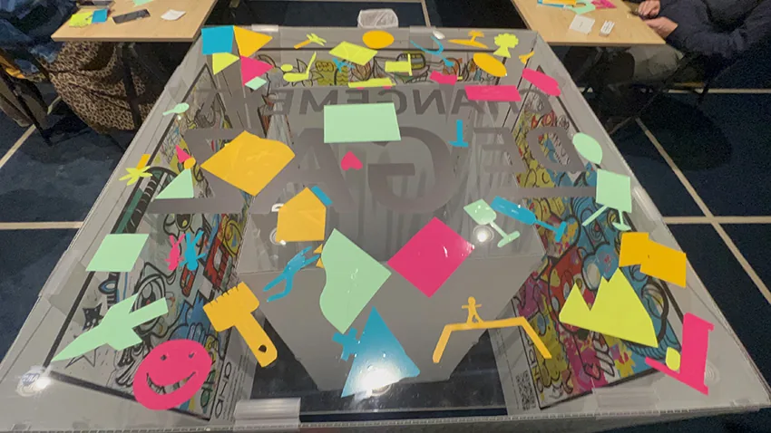 Participants team building création collective adhésifs plexiglas sans solvant