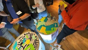Participants réunis autour d'une animation cocktail originale avec fresque collaborative à 360 degrés en Beaujolais