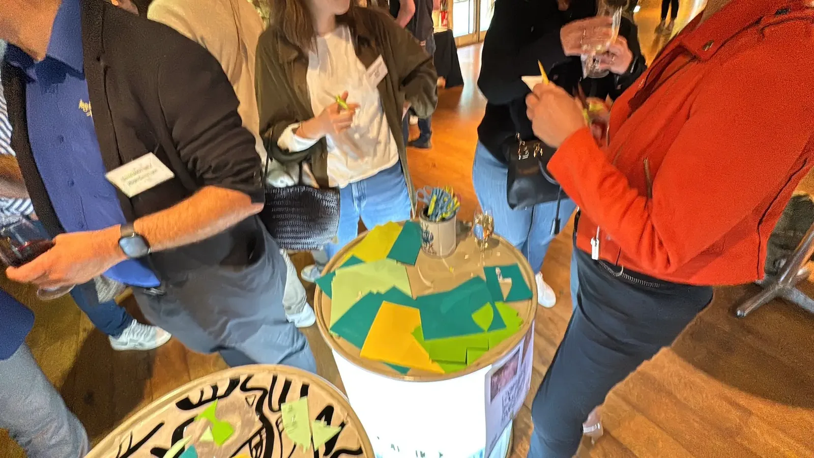 Participants à une idée animation cocktail originale Beaujolais avec My Art Box et aNa artiste, Lyon
