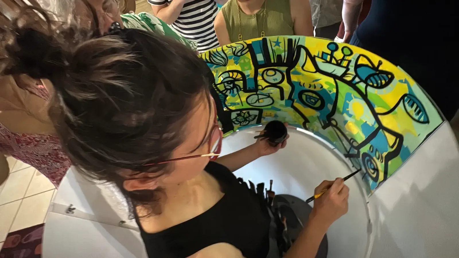 Événement artistique My Art Box avec aNa artiste, peinture sur tube Plexi