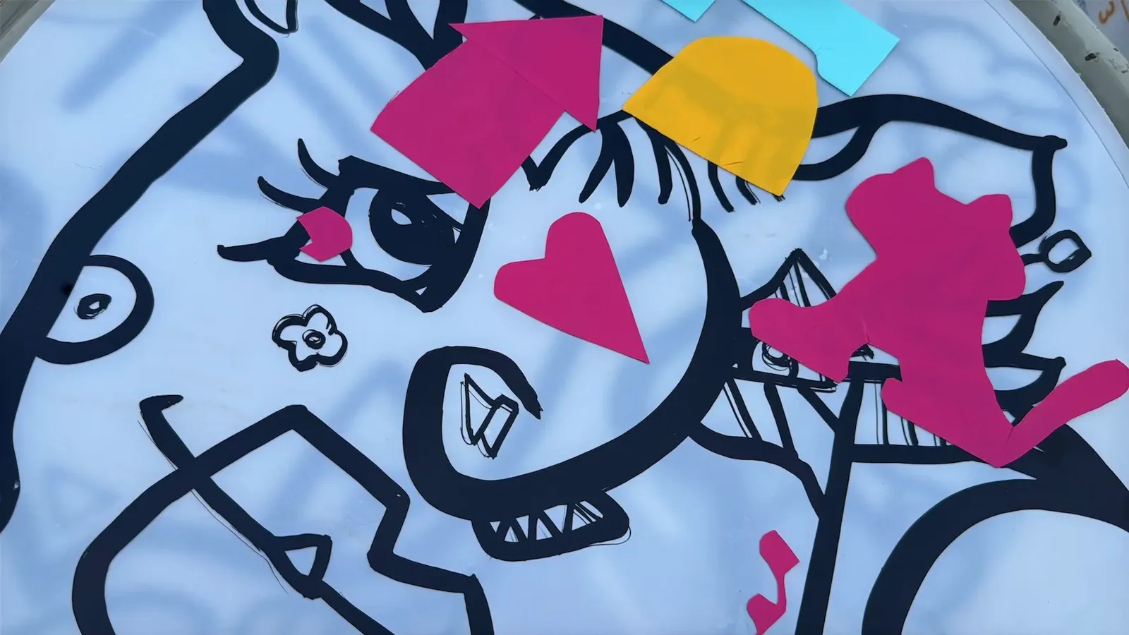 Œuvre artistique colorée par aNa artiste My Art Box pour animation cocktail à Montpellier