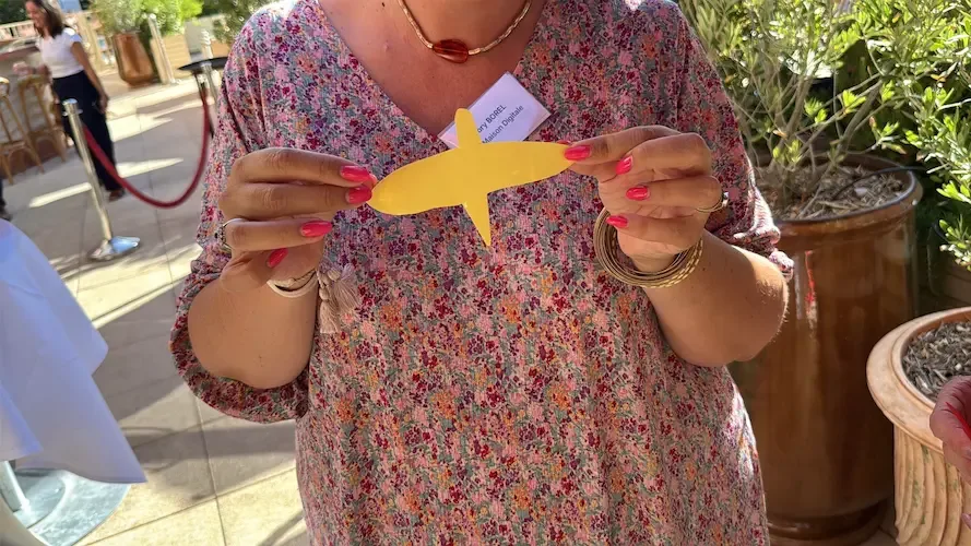 Personne tenant une décoration lors d'une animation cocktail My Art Box avec aNa artiste