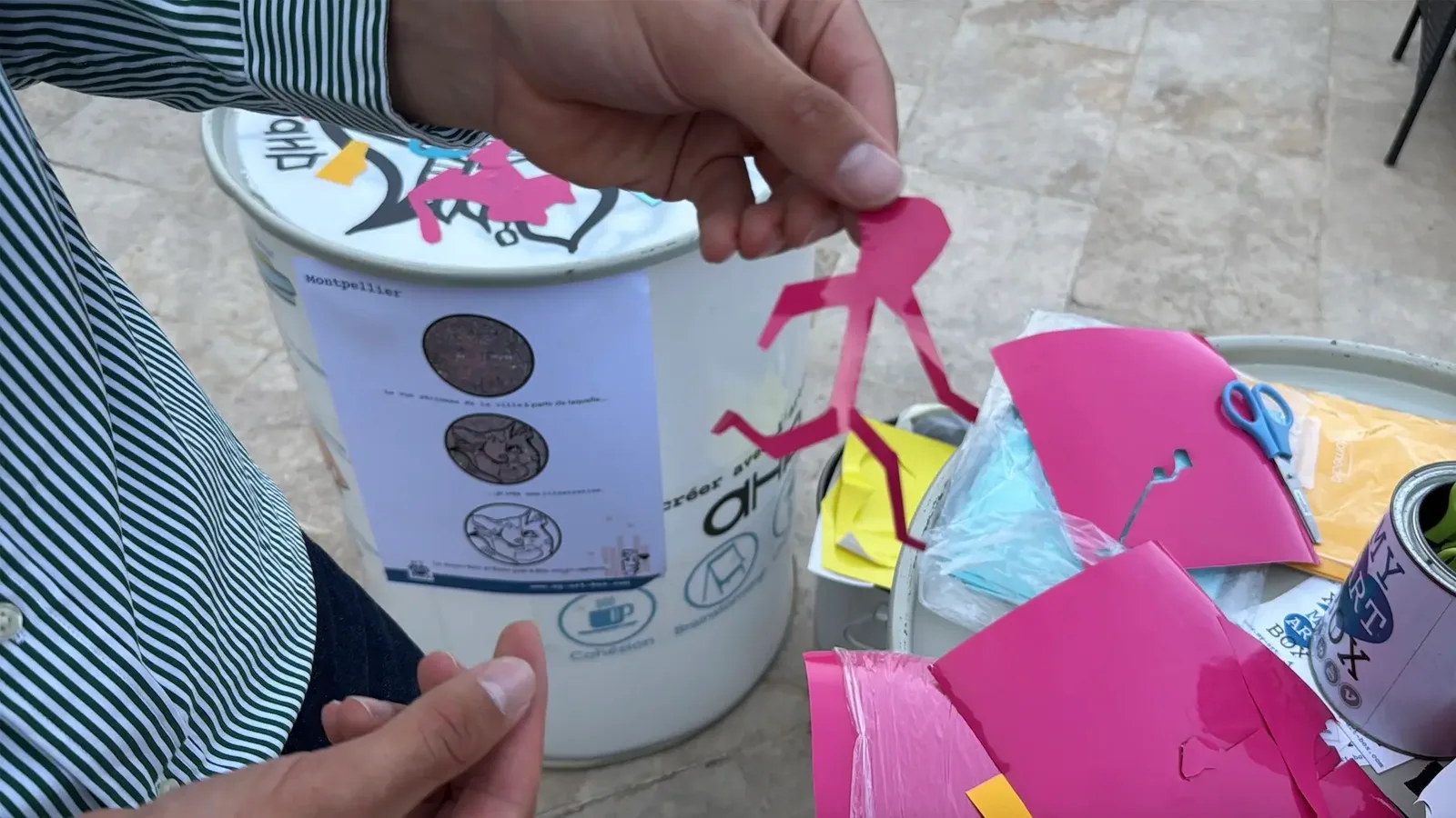 Découpe de coureur en papier lors d'un événement My Art Box avec aNa artiste