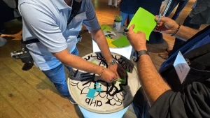 Participants contribuant à une fresque collaborative à 360 degrés My Art Box pendant un workshop en Auvergne Rhône-Alpes