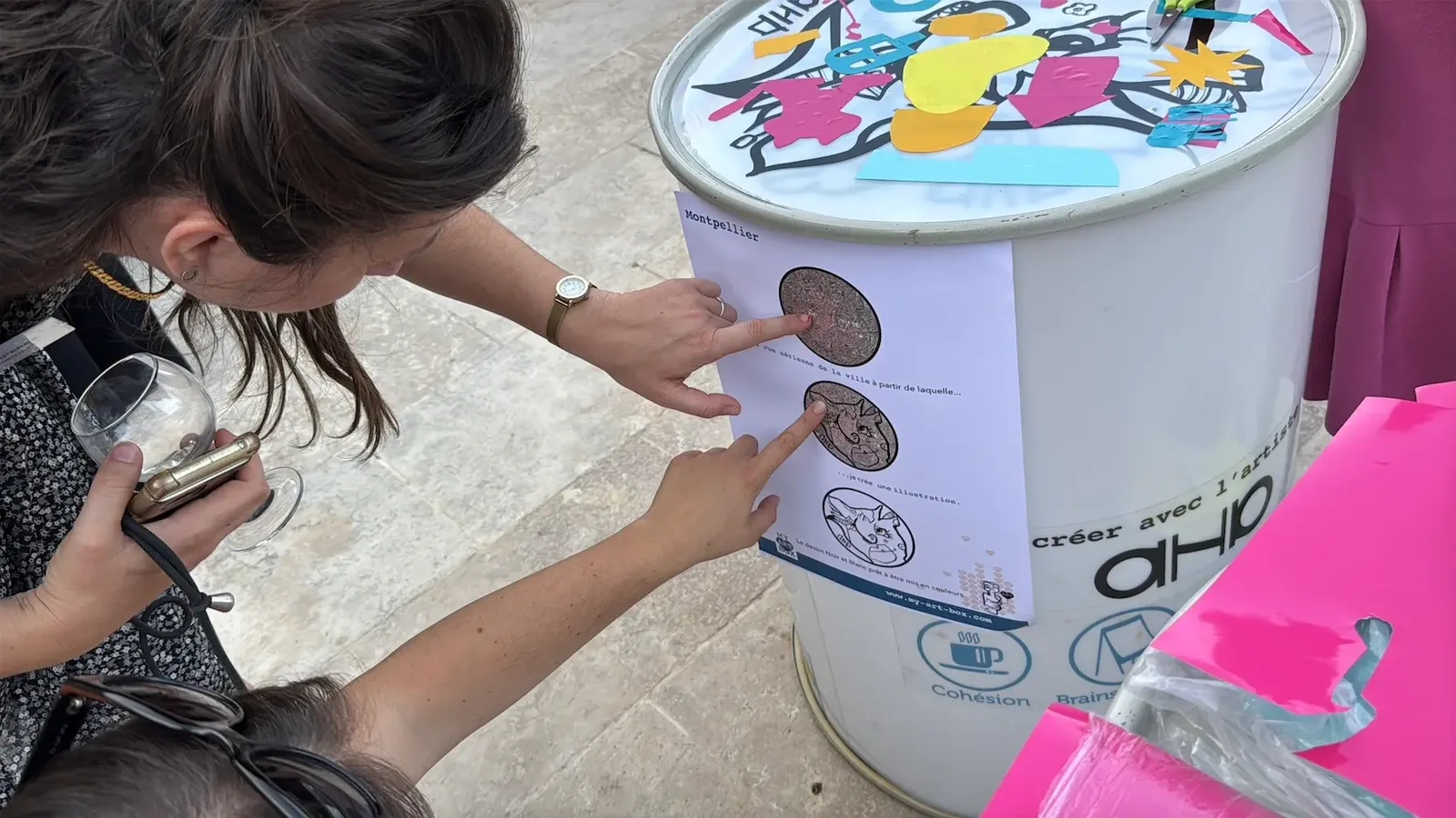 Personnes étudiant un plan de territoire pour animation cocktail à Montpellier avec My Art Box et aNa artiste.