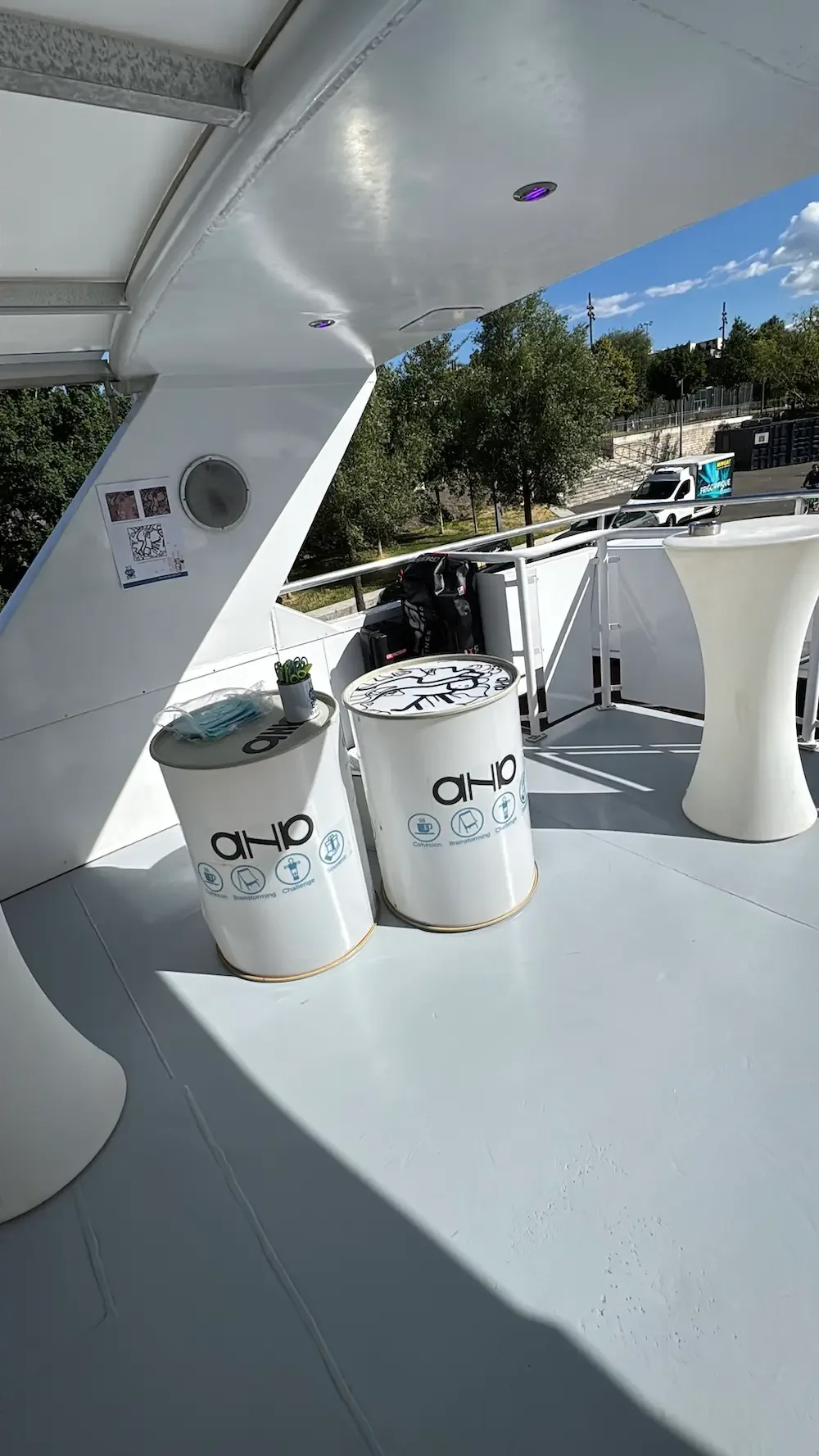 Animation de cocktail networking à bord des yachts My Art Box avec aNa artiste à Lyon