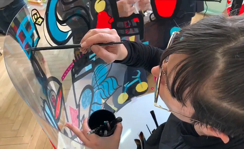 Groupe créant fresque participative renforcement cohésion communauté Cluny artiste
