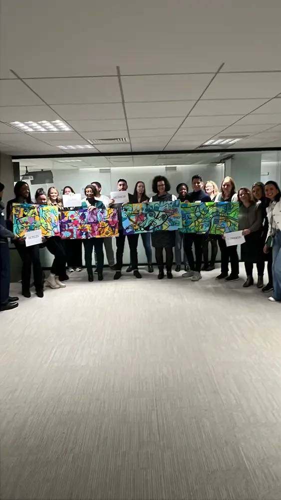 Équipe créant fresque collaborative éco-responsable guidée artiste aNa team building