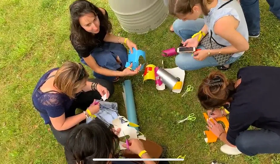 Participants collaborant à une fresque My Art Box avec aNa artiste