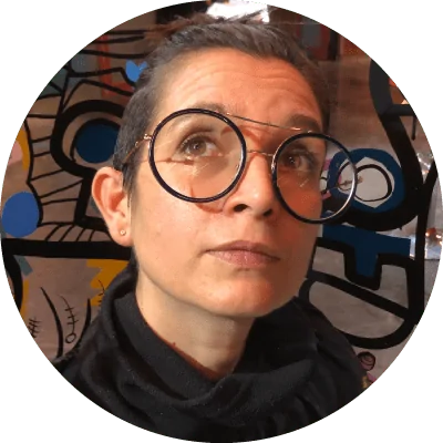 Photo de aNa l'artiste exclusive de la marque MY art box qui développe des protocoles participatifs pour team building et performance artistique d'action art et live painting