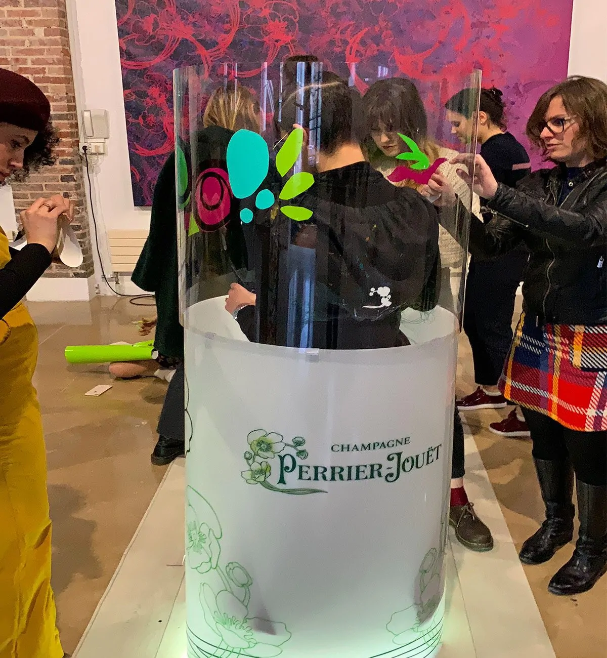 Live Painting Tube aNa Épernay - Fresque Participative My Art Box Artiste dans tube néon aNa avec groupe participants création collective Perrier Jouet Épernay