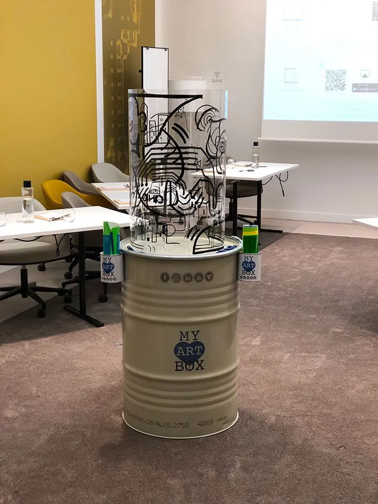 Totem Box Synergie en place dans salle de réunion pour team building créatif à Paris Ile de France