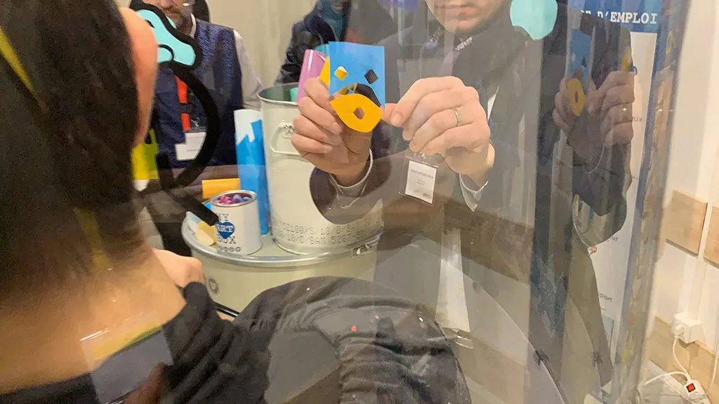 zoom sur une idée découpée dans les adhésifs colorés par un invité à une inauguration pour un geste symbolique simple et ludique