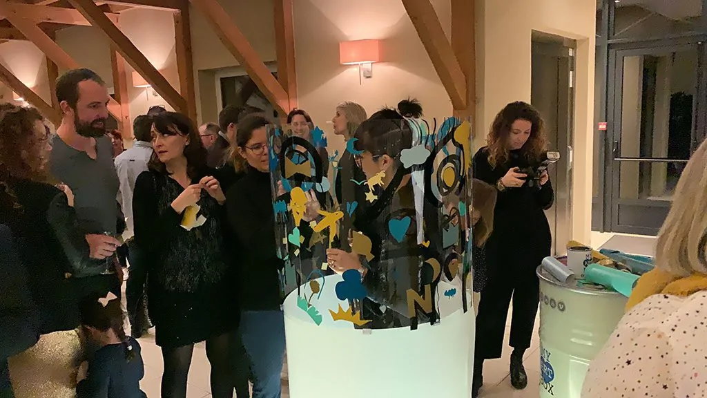 Détail d'un tube néon coloré utilisé par aNa artiste lors d'un événement festif.