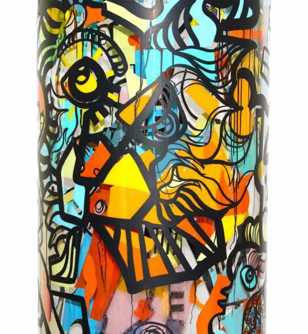 Milieu du cylindre peint avec des adhésifs de couleur collé par dessus résultat d'une animation fresque géante à Lyon