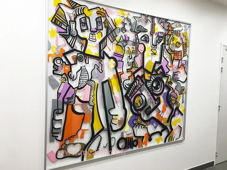 Tableau géant carré encadré exposé sur mur blanc dans l'entrée de la société GiSmartware près de lyon