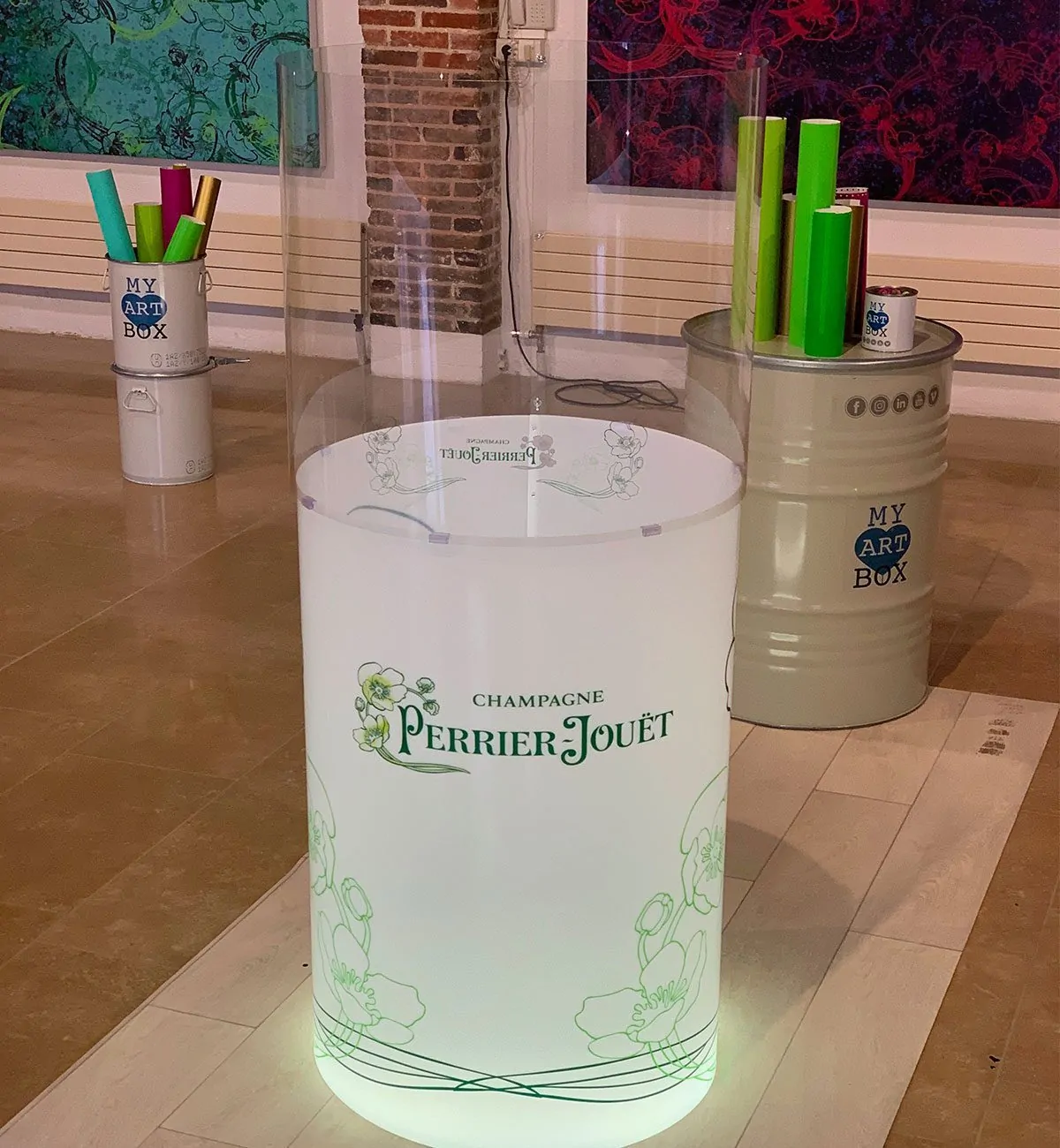 Tube aNa Vide Team Building - Animation Collaborative My Art Box Tube néon aNa transparent vide avec matériel team building et base rétro-éclairée logo Perrier Jouet